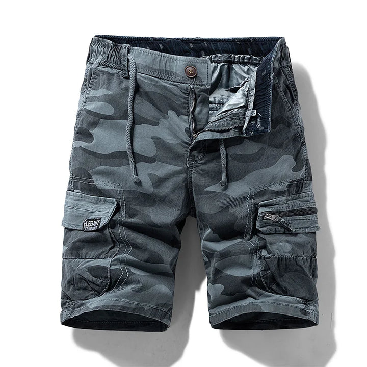 Close-up van de robuuste stof en stiksels van heren camouflage cargoshorts, perfect voor duurzame zomerse buitenactiviteiten.
