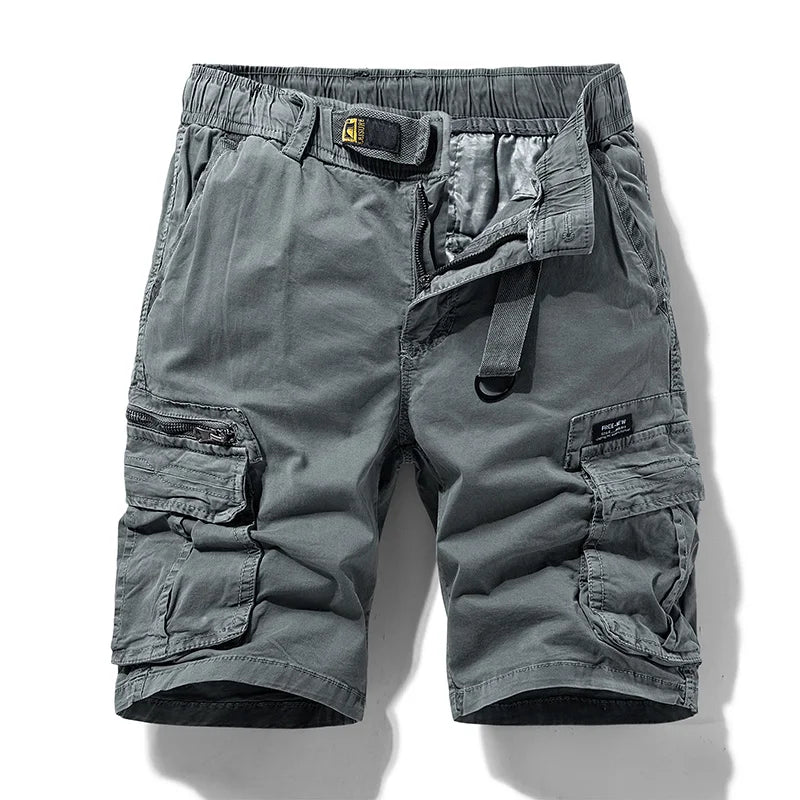 Heren bruine camouflage cargoshorts met riemlussen en zakken. Een praktische, casual zomerbroek voor diverse activiteiten.