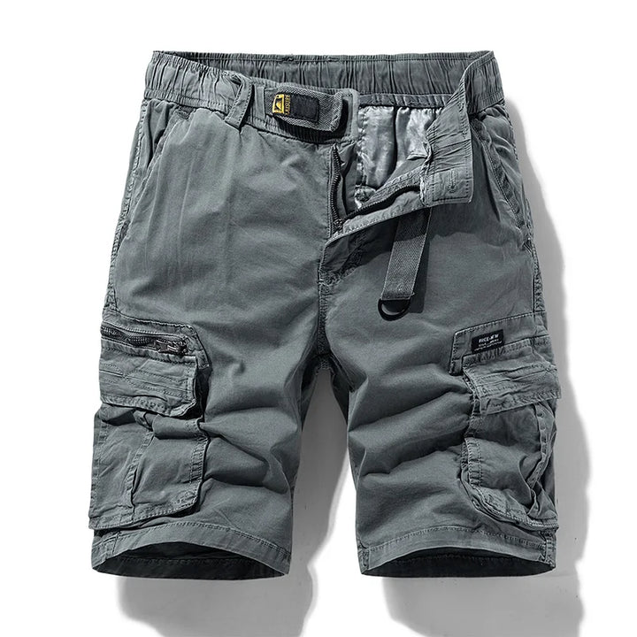 Heren bruine camouflage cargoshorts met riemlussen en zakken. Een praktische, casual zomerbroek voor diverse activiteiten.
