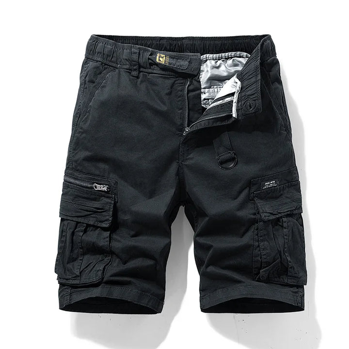 Actieve man in comfortabele camouflage cargoshorts, klaar voor zomerse buitenactiviteiten. Een casual en praktische shorts.