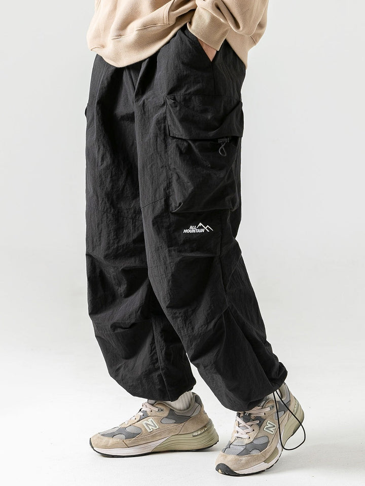 Stevige heren broek met zakken en comfortabele pasvorm, ideaal als werkbroek of casual vrijetijdsbroek.
