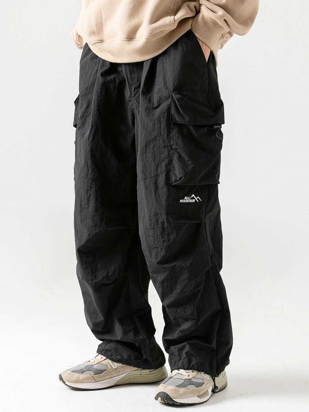 Detail van de ruime zijzakken op een heren cargo broek met elastische tailleband, zeer praktisch.