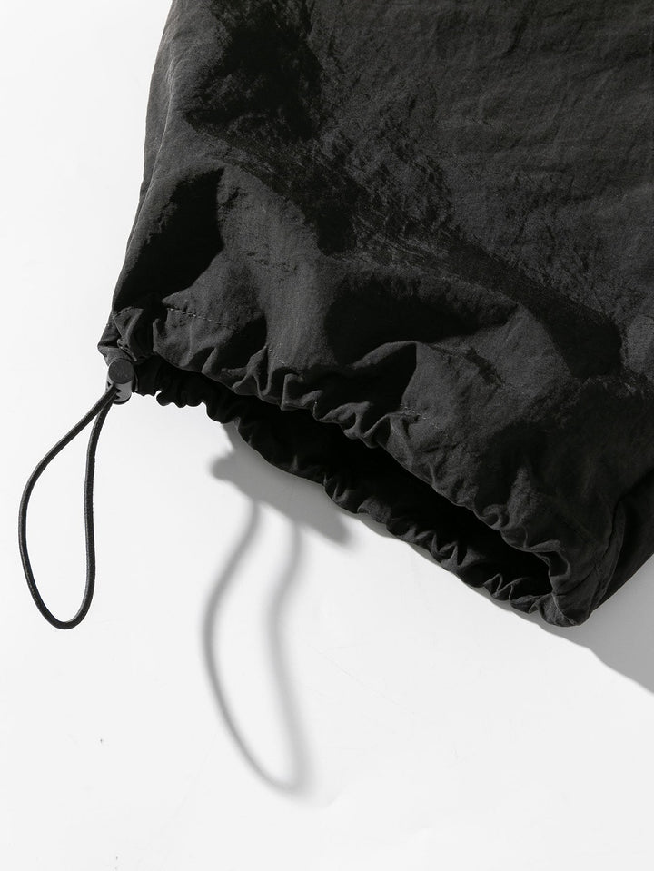Volledig beeld van de heren cargo broek met rechte pijpen en comfortabele pasvorm, een must-have.