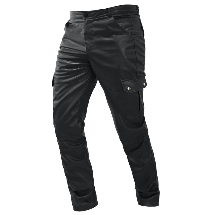 Moderne heren cargo broek met leereffect. Comfortabele lange broek met urbanstijl en praktische zakken.