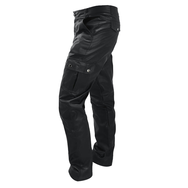 Gedetailleerde heren cargo broek in leereffect, met functionele zakken. Perfect voor casual urban stijl.