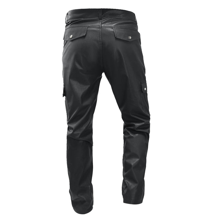 Koffiekleurige heren cargo broek met leereffect en ruime zakken. Comfortabele herenmode, urban stijl.