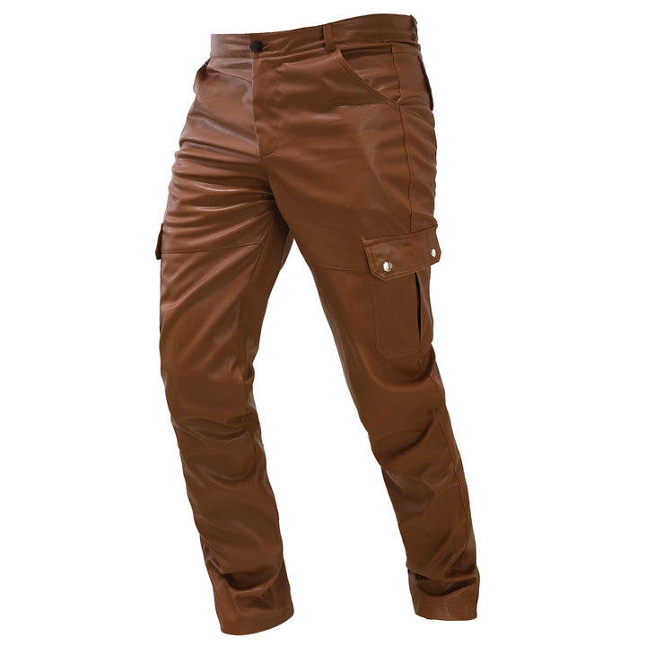 Stoere zwarte heren cargo broek met leereffect. Een comfortabele lange broek met urbanstijl en zakken.