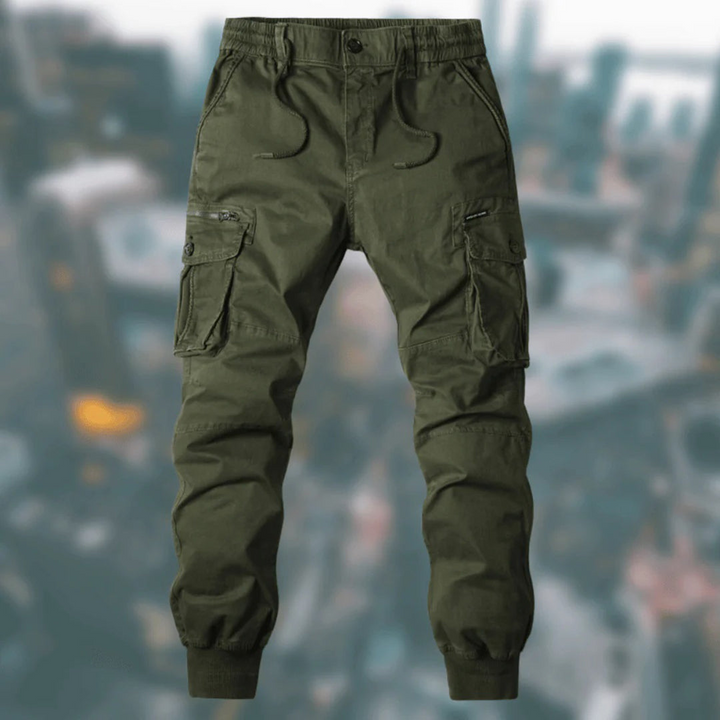 Zij-aanzicht van de sportieve heren cargo broek, perfect voor comfort en bewegingsvrijheid.