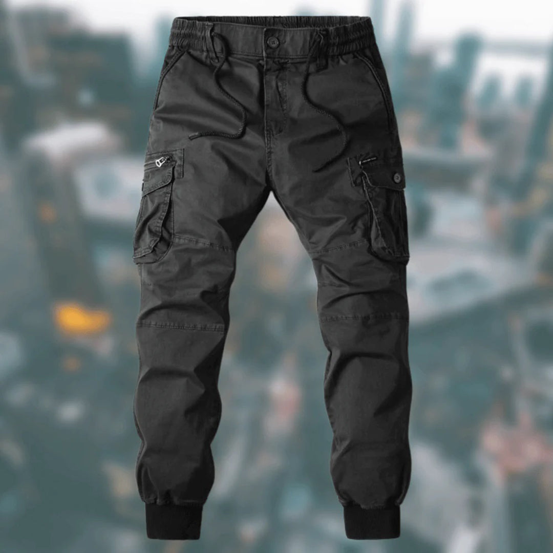 Gedetailleerde stoftextuur van de comfortabele heren jogger, geschikt voor zomerse dagen.
