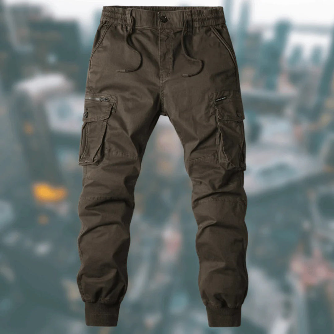 Trendy heren cargo jogger broek in donkere kleur, combineert stijl met ultiem draagcomfort.