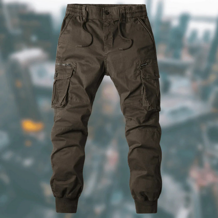Trendy heren cargo jogger broek in donkere kleur, combineert stijl met ultiem draagcomfort.