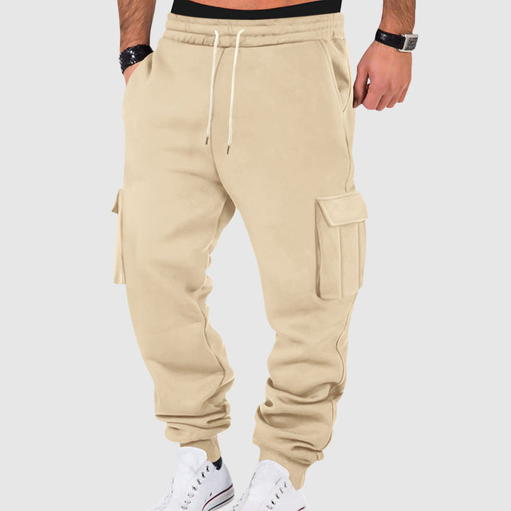 Comfortabele heren joggingbroek met cargozakken, trekkoord en taps toelopend; perfect voor sport of vrije tijd.