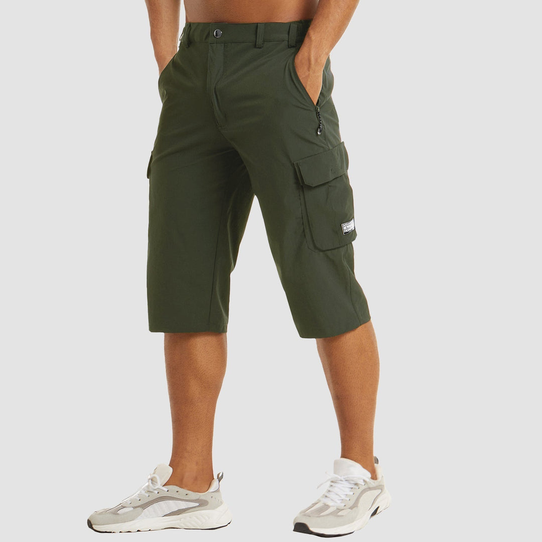 Vooraanzicht veelzijdige heren cargo shorts met ruime zakken, sneldrogend voor avontuurlijke zomerdagen.