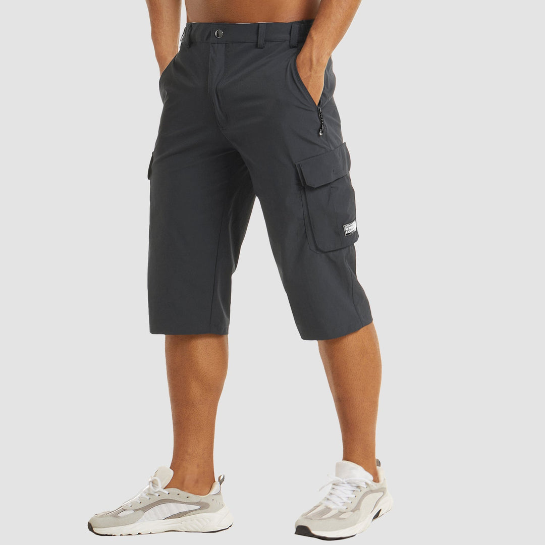 Achteraanzicht comfortabele heren cargo shorts, sneldrogend voor outdoor en casual zomeractiviteiten.