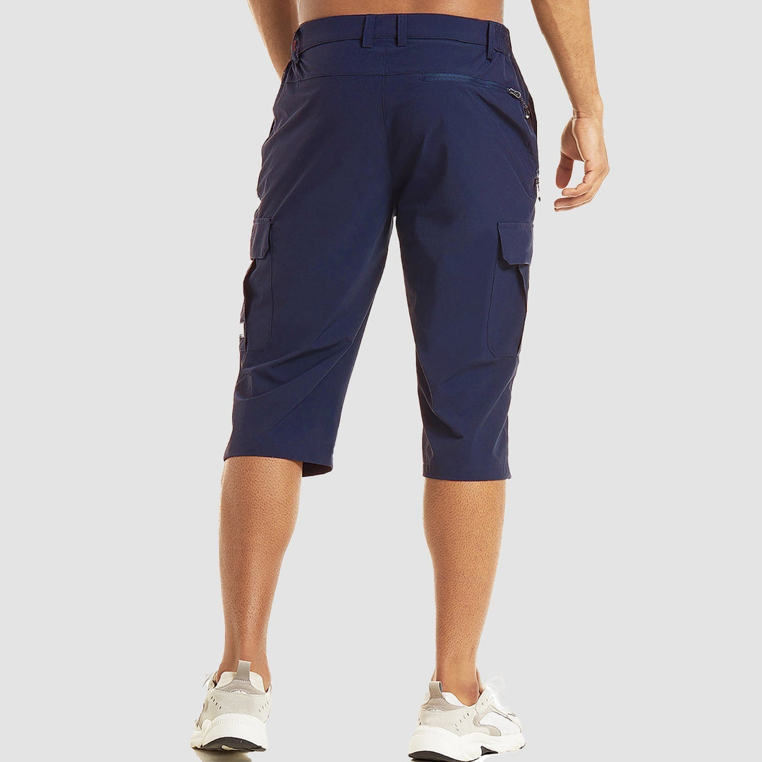 Man draagt sneldrogende heren cargo shorts tijdens buitenactiviteit, perfect voor avontuurlijke zomer.
