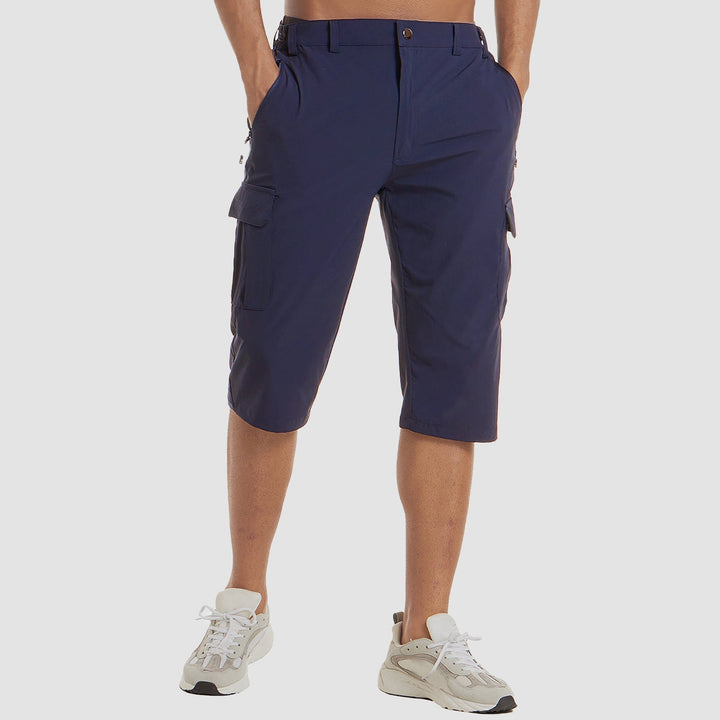 Close-up van de sneldrogende stof van heren cargo shorts, functioneel en klaar voor zomerse activiteiten.