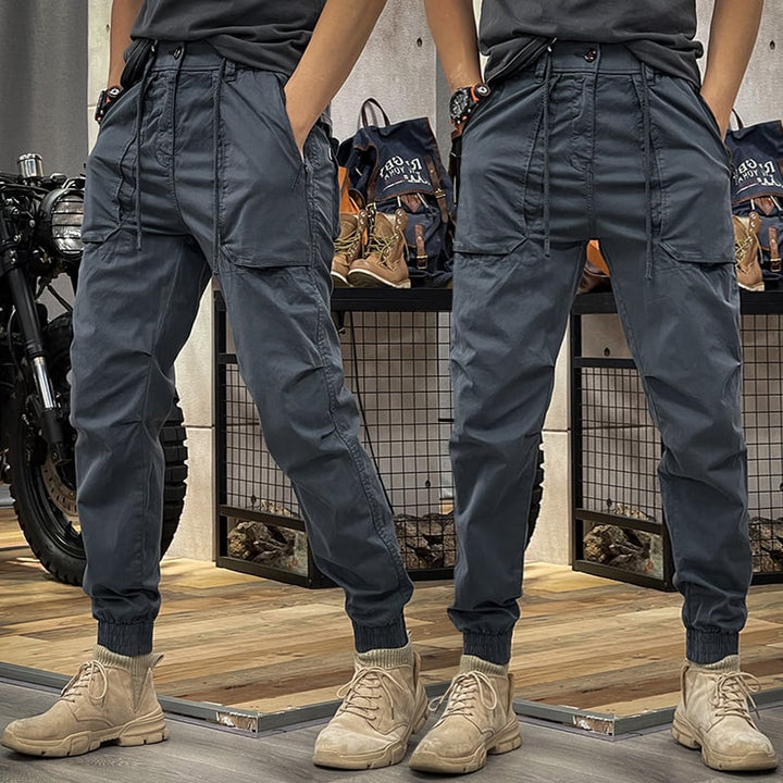Duurzame khaki heren cargobroek met veel zakken, comfortabel en ideaal voor reizen en avonturen.