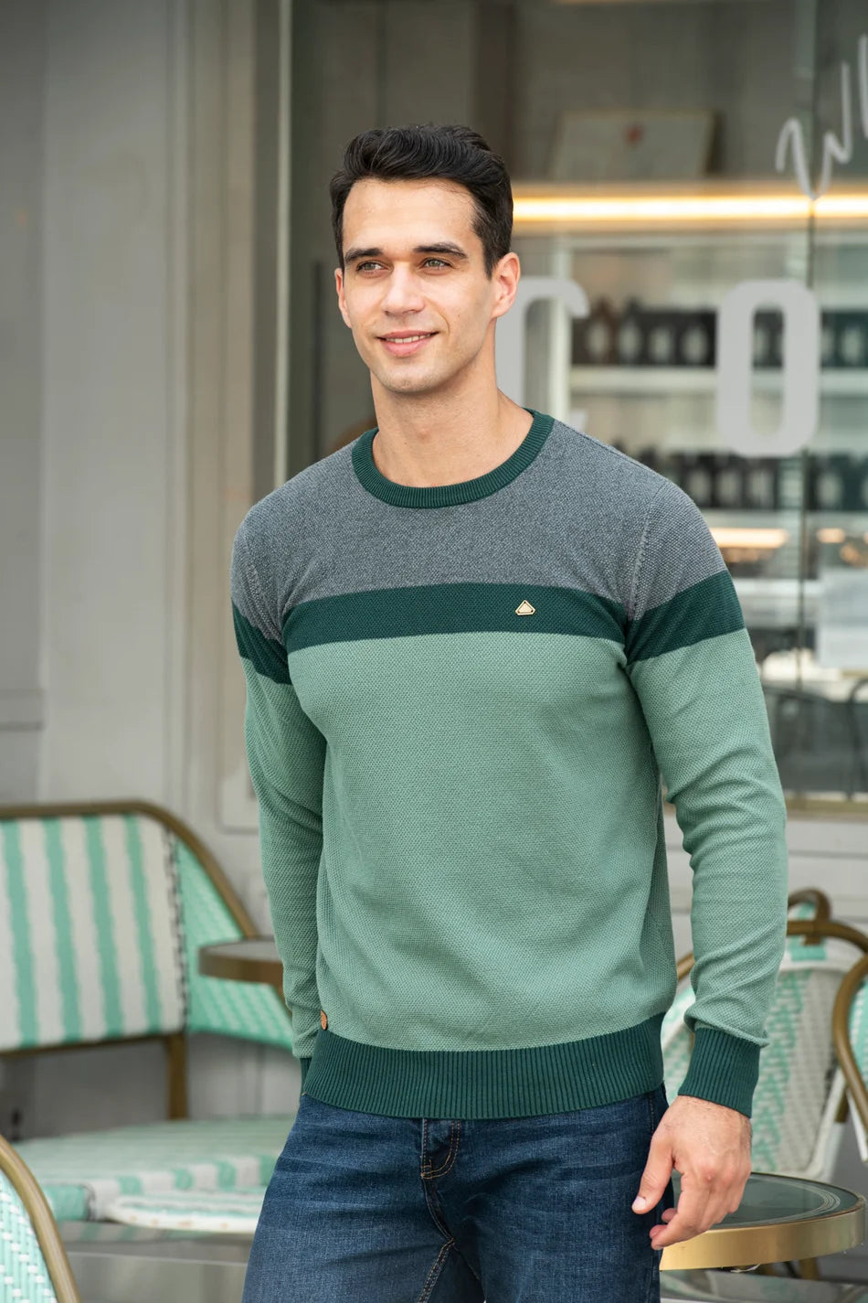 Zachte heren trui met ronde hals en opvallende kleurblokken. Comfortabele slim fit trui voor casual dagen.