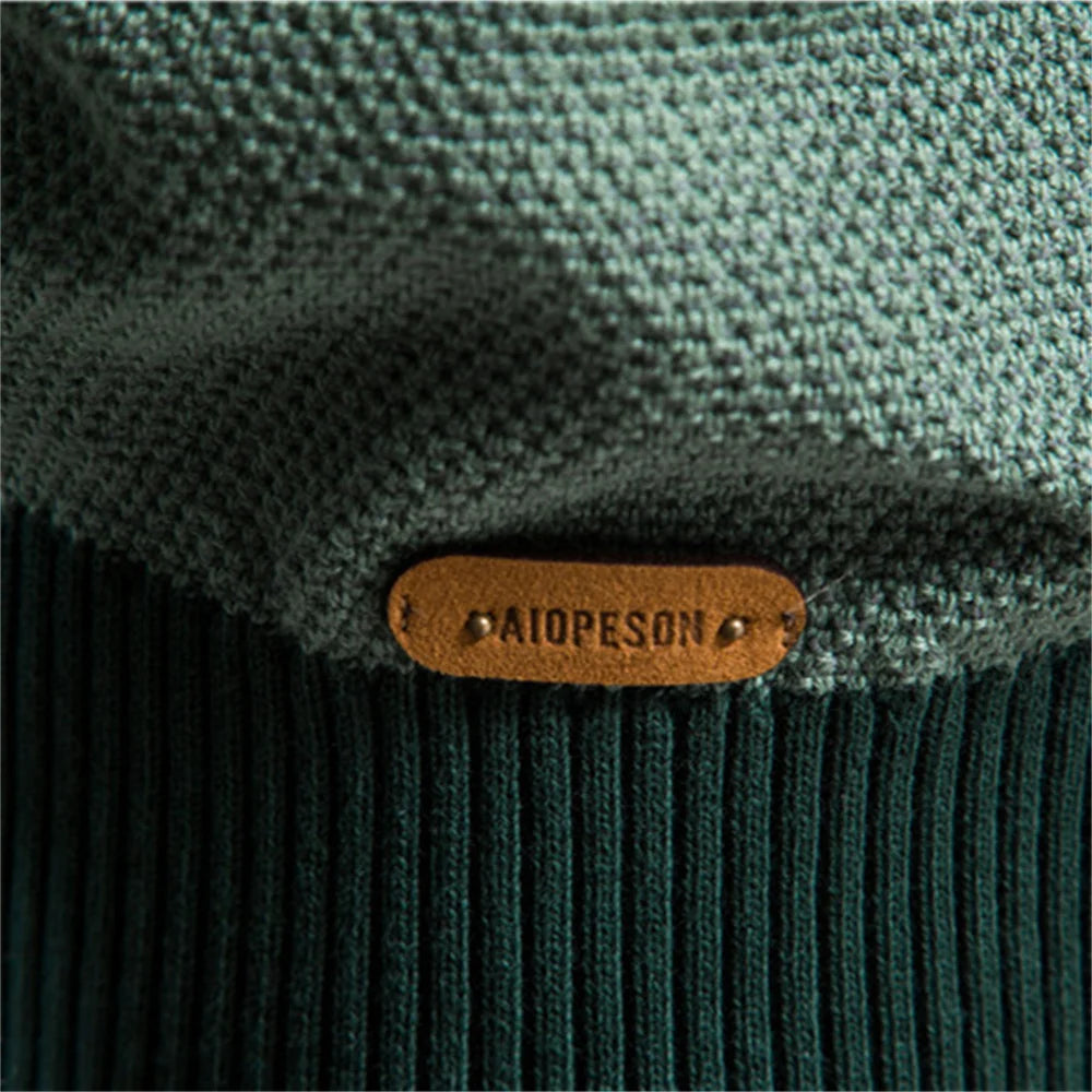 Modieuze heren trui met ronde hals, lange mouwen en stijlvolle kleurblokken. Perfecte slim fit najaarsmode.