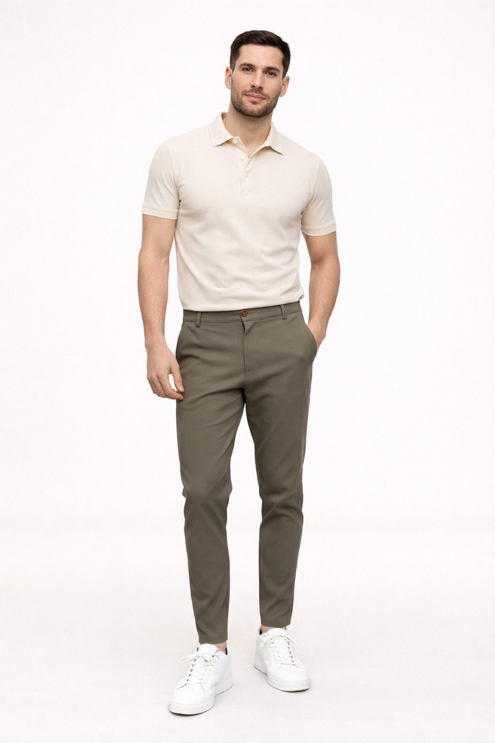 Comfortabele heren chino broek met rechte pasvorm. Veelzijdig voor dagelijkse kleding, casual of smart casual look.