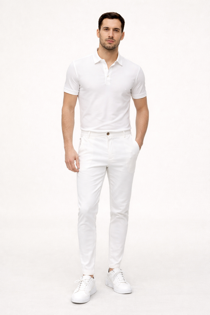 Rechte heren chino broek, comfortabel voor werk of vrije tijd. Een essentieel kledingstuk voor de moderne man.