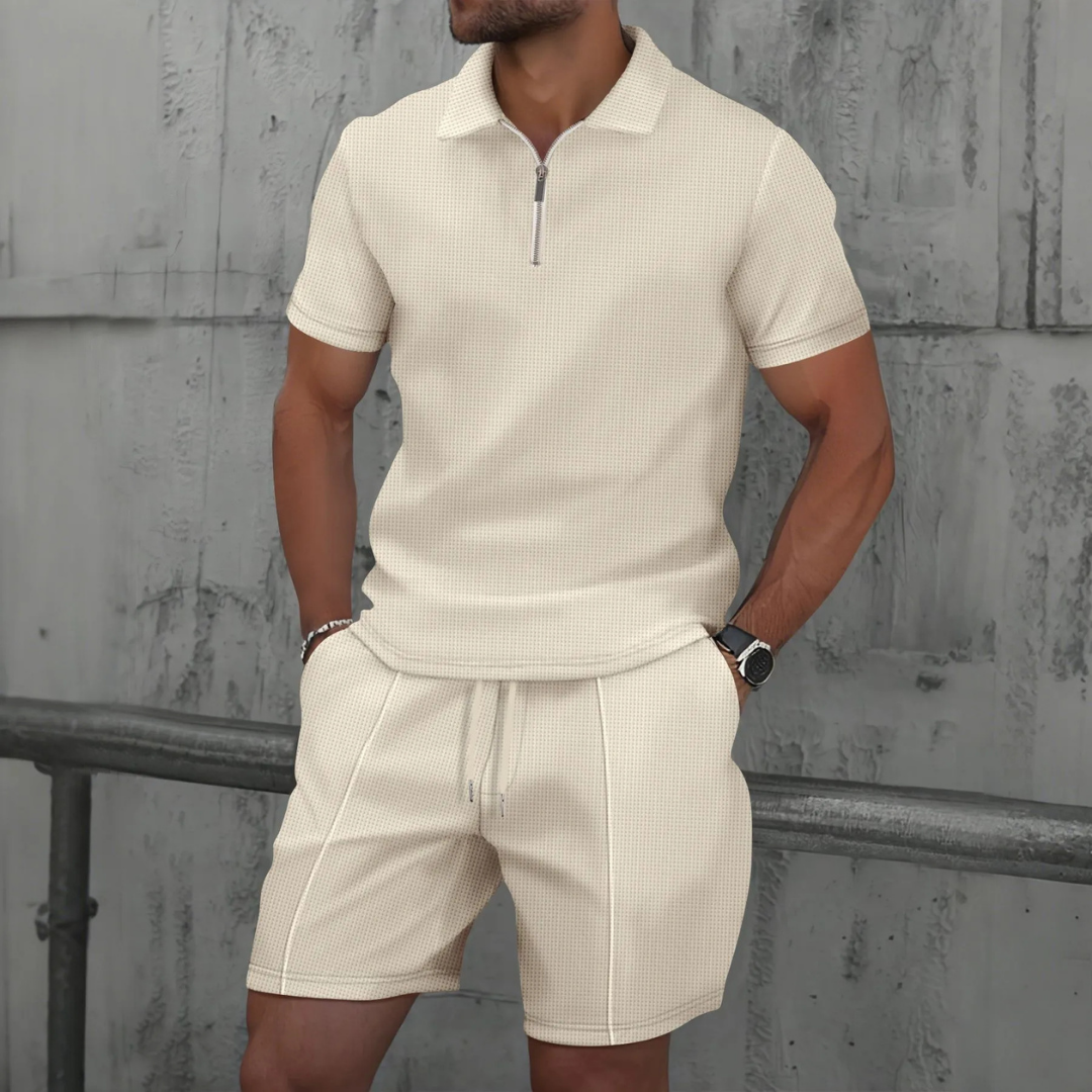 Heren co-ord set met korte mouwen ritspolo en comfortabele shorts voor een relaxte zomerlook.