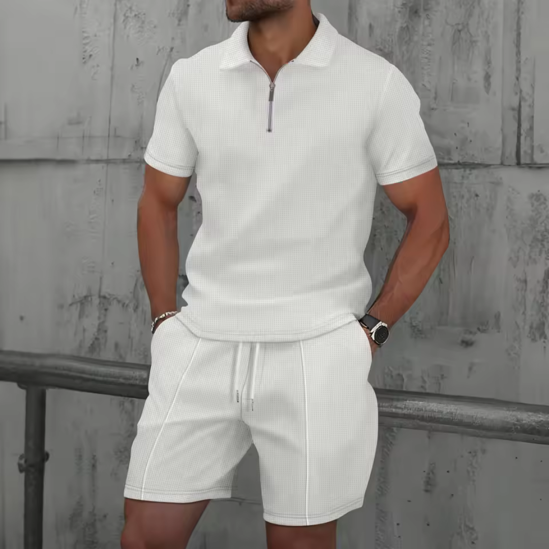 Trendy heren co-ord set, bestaande uit korte mouwen ritspolo en bijpassende shorts. Ideaal voor herenmode.