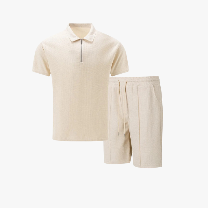 Casual heren zomeroutfit: tweedelige set met zachte polo en comfortabele korte broek, ideaal voor vrijetijd.