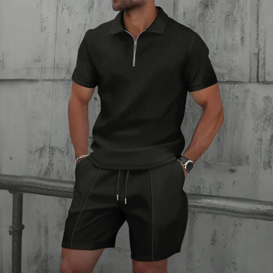 Close-up van de korte mouwen heren ritspolo, onderdeel van een trendy zomer co-ord set. Zomerse herenmode.