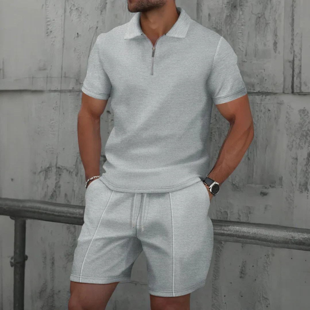 Heren zomer co-ord set van polo en shorts, toont de pasvorm en relaxte stijl. Perfect voor casual dagen.
