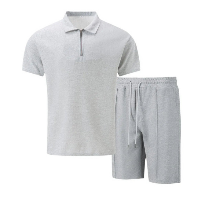 Tweedelige heren zomerkleding set: ademende korte mouwen polo en comfortabele shorts. Ideaal voor zomer.