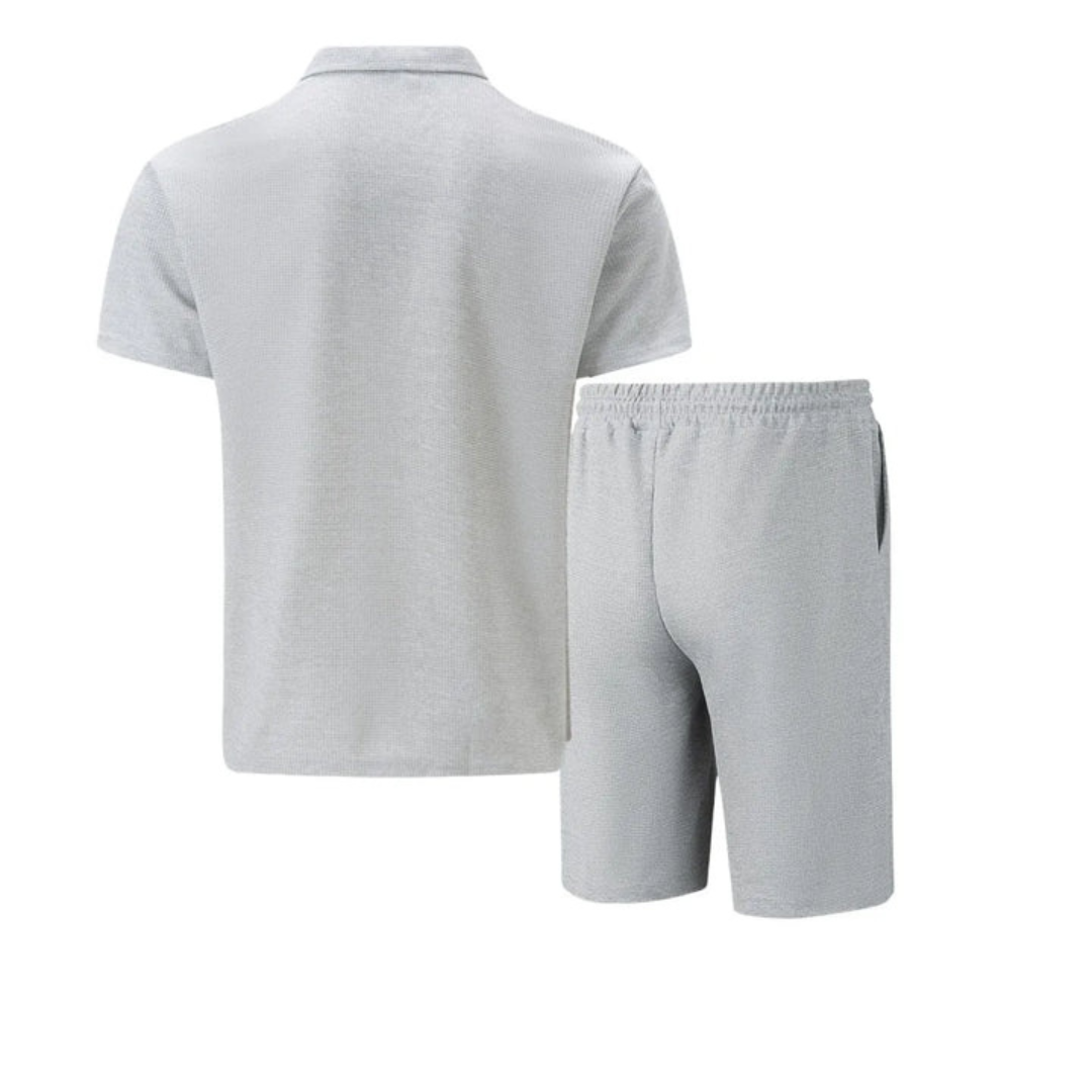 Veelzijdige heren co-ord set: casual polo en comfortabele shorts, ideaal voor zomerse activiteiten.