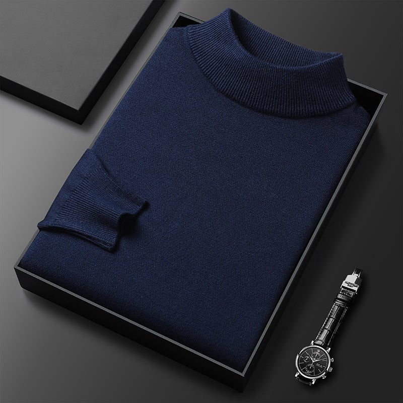 Detail van de halfhoge hals van een warme, stijlvolle heren coltrui, slim fit en elegant.