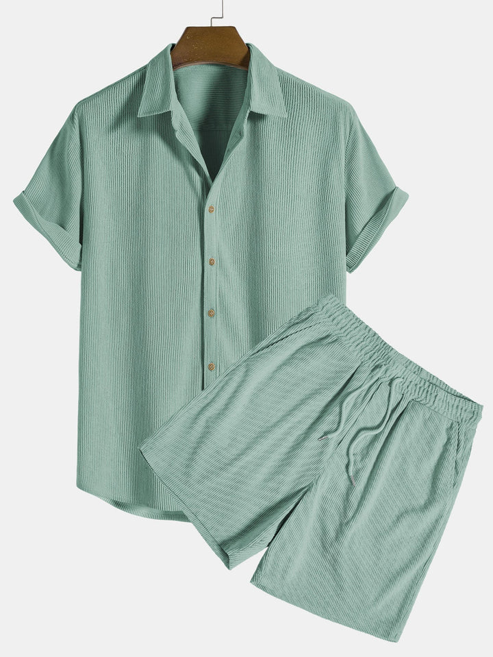 Man draagt complete casual heren tweedelige corduroy set, stijlvol en comfortabel voor de zomer.