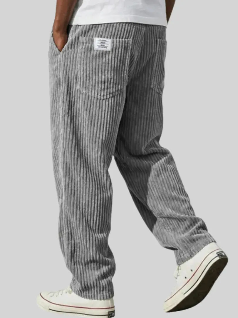 Comfortabele heren corduroy broek in loose fit stijl met trekkoord en elastische tailleband.