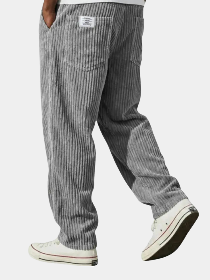 Moderne herenmode: losvallende corduroy broek met elastische band, perfect voor ontspanning.