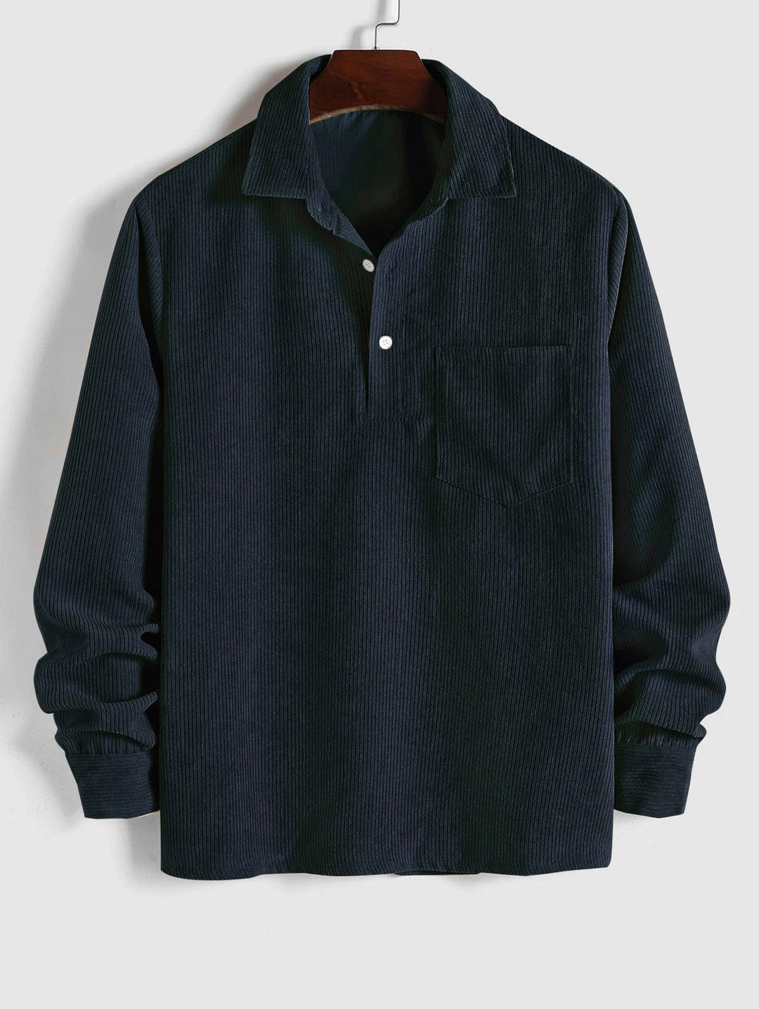 Heren corduroy overhemd met knoopsluiting en borstzak, stijlvol en casual voor herfst- en wintermode.