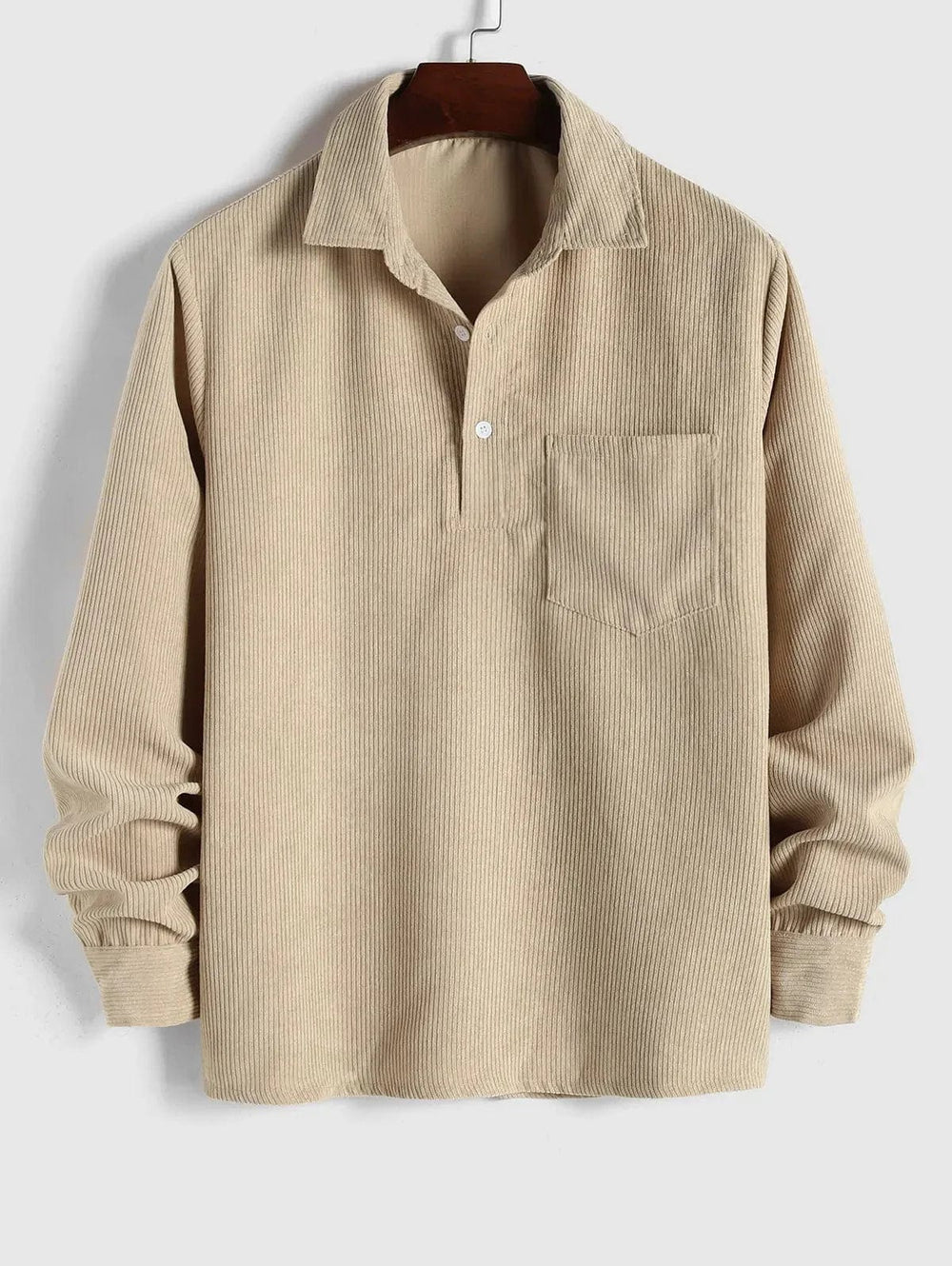 Detail van de zachte corduroy stof van dit comfortabele heren overhemd, perfect voor koude dagen.