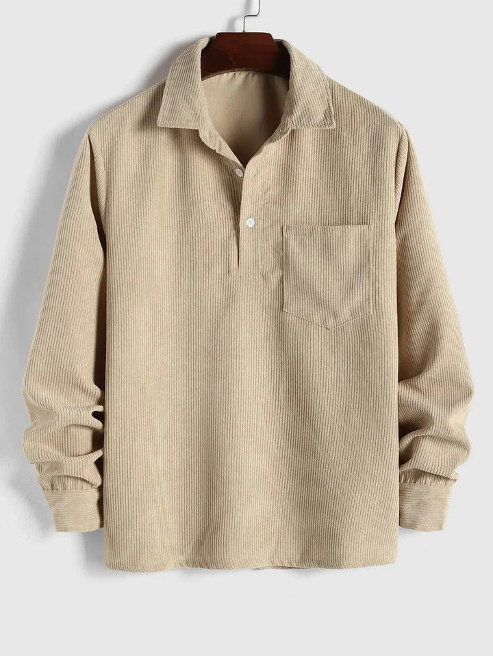 Detail van de zachte corduroy stof van dit comfortabele heren overhemd, perfect voor koude dagen.