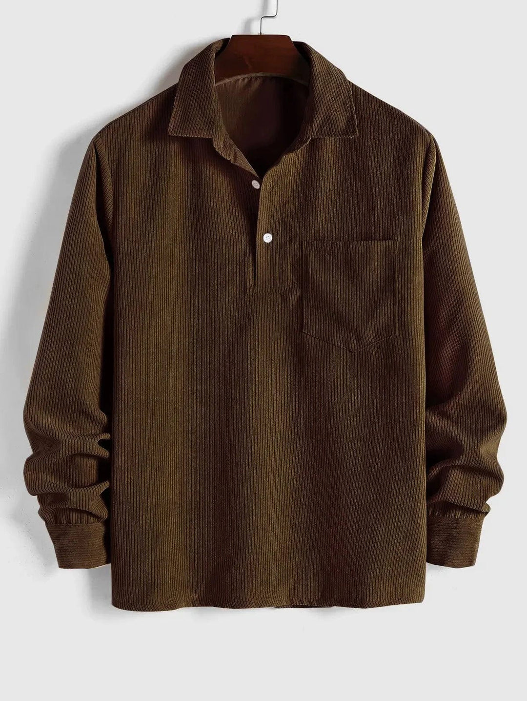 Volledige weergave van het heren corduroy overhemd in relaxed fit met knoopsluiting en borstzak.