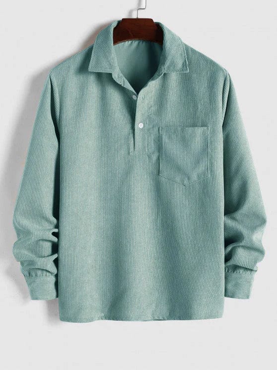 Close-up van de functionele borstzak op dit trendy heren corduroy overhemd. Een tijdloos detail.