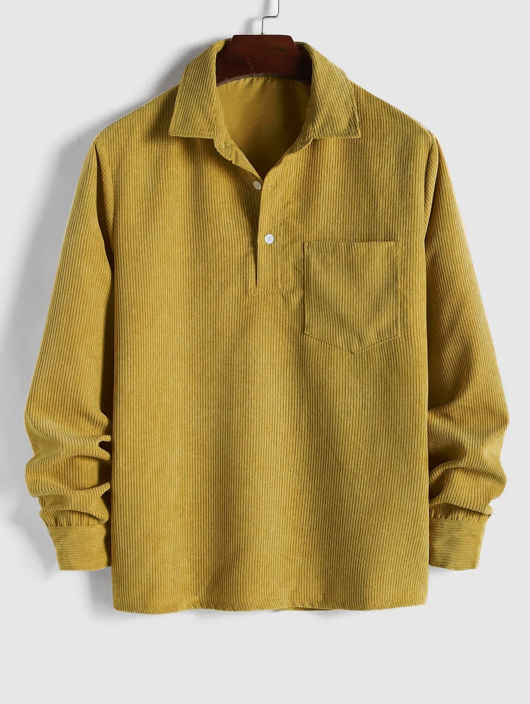 De knoopsluiting van dit stijlvolle heren corduroy overhemd, essentieel voor comfort en een nette look.