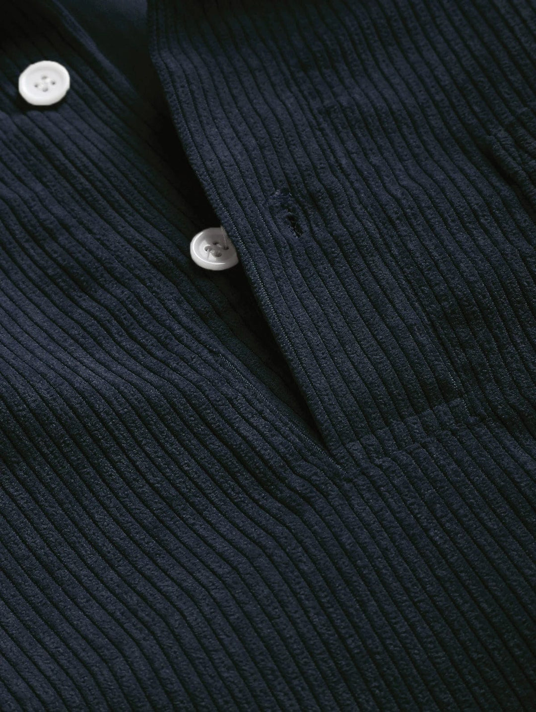 Warm heren corduroy overhemd, perfect voor de herfst en winter. Tijdloos en veelzijdig in herenmode.