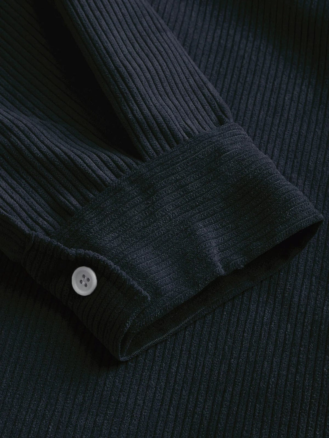Stijlvol heren overhemd van corduroy met knoopsluiting, geschikt voor diverse casual gelegenheden.