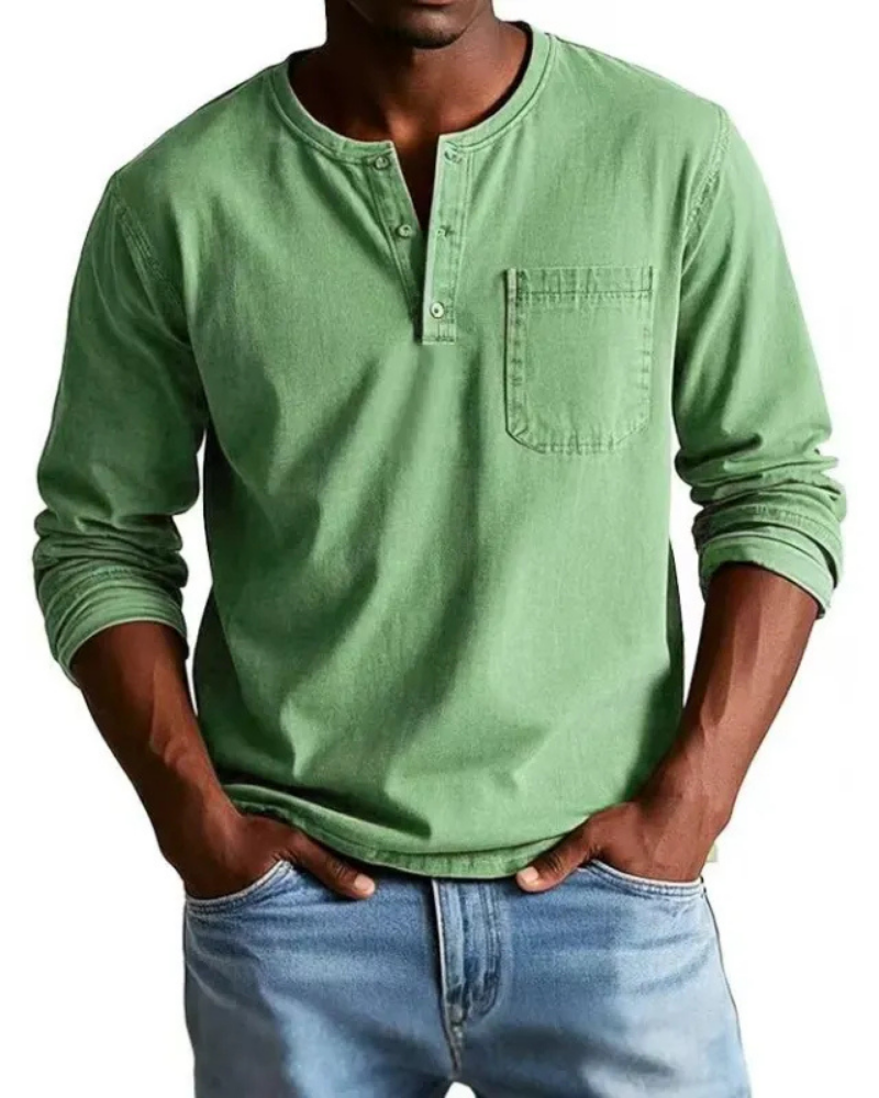 Textuur van het comfortabele heren Henley shirt met denim look stof, lange mouwen voor warmte.
