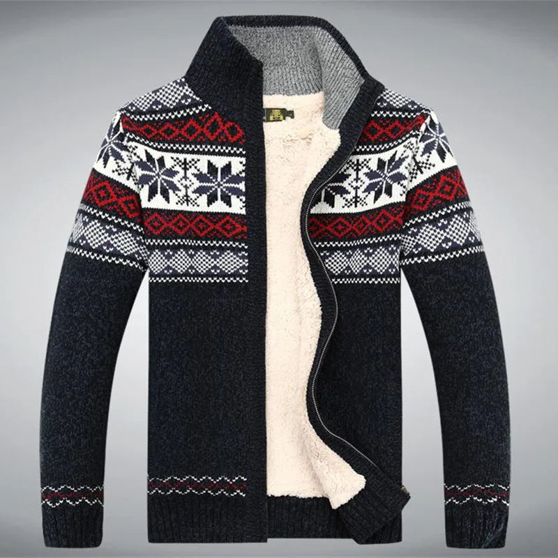 Heren gebreid fleece vest met hoge kraag en Scandinavisch winterpatroon. Ideaal voor casual wintermode.