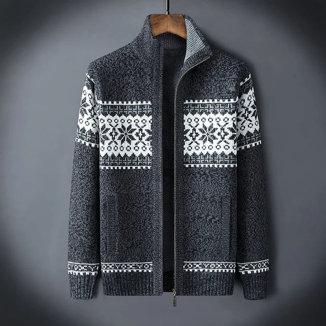 Gebreid heren vest met volledige ritssluiting, warme fleece voering en winters motief. Essentieel voor de wintercollectie.