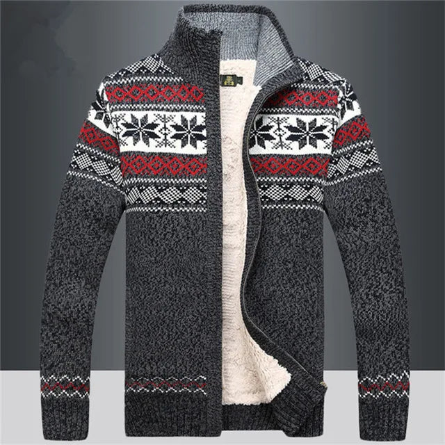 Stijlvol heren gebreid fleece vest met winterpatroon. Hoge kraag en rits voor een comfortabele winterlook.
