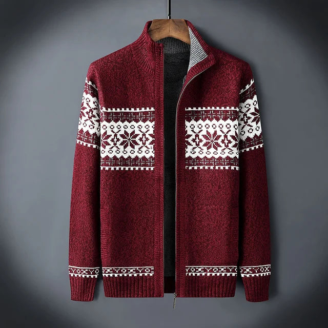 Gedetailleerd heren vest in gebreide fleece met opvallend winterpatroon en hoge kraag. Trendy herfst/wintermode.
