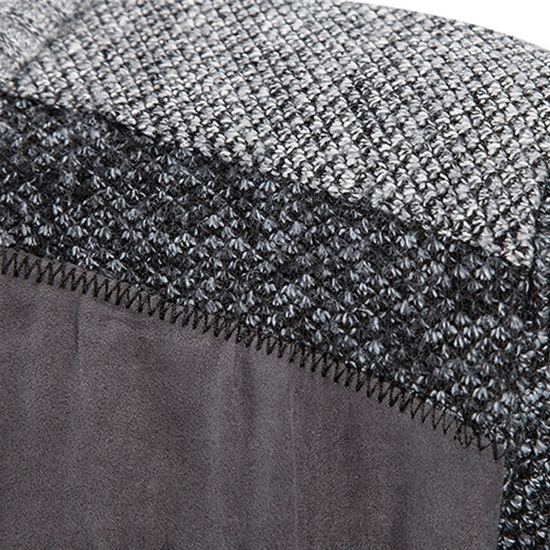 Close-up van patchwork design op gebreid heren vest met rits, details van de warme winterkleding.
